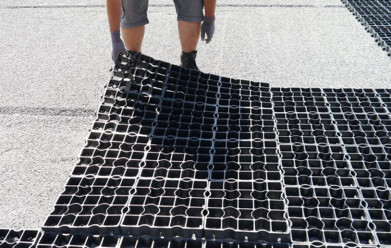 Выравнивание замков секций газонной решетки