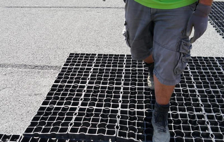 Защёлкивание замков при укладки газонных решеток