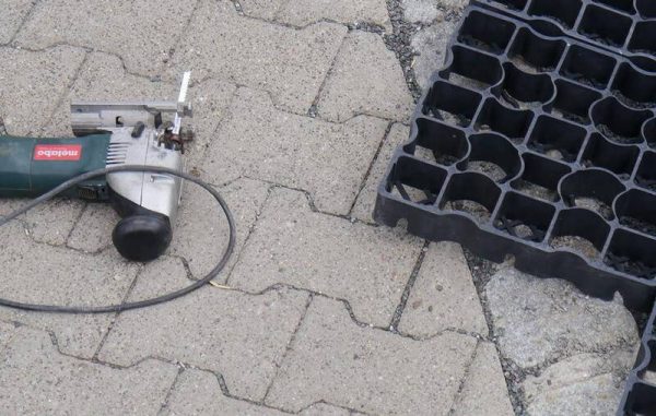 Примерка газонной решетки при укладке