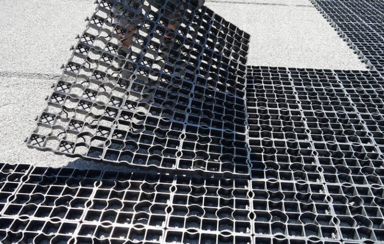 Укладка секции газонных решеток