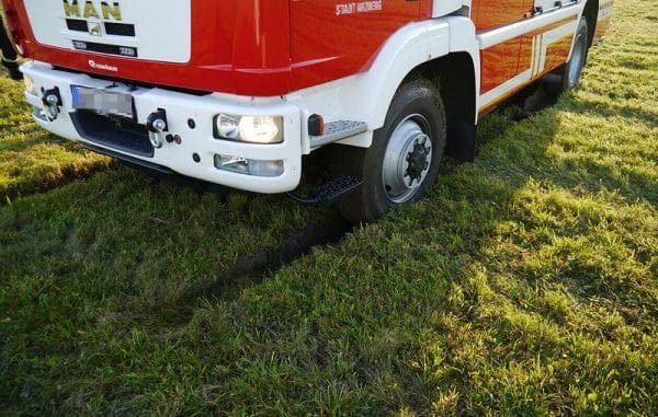 пожарная машина вязнет на влажном газоне
