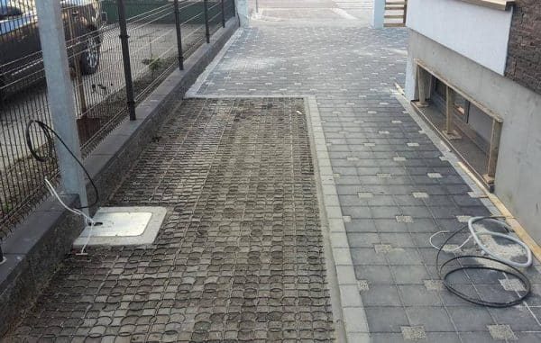 уширение тротуара газонной решеткой для оборудования путей эвакуации
