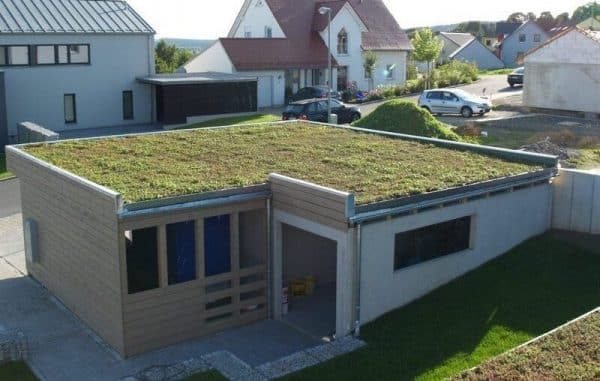 дом с плоской крышей озелененной модулями