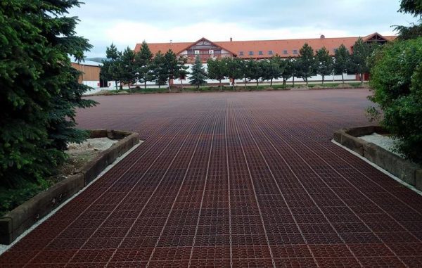 газонная решетка на открытой арене