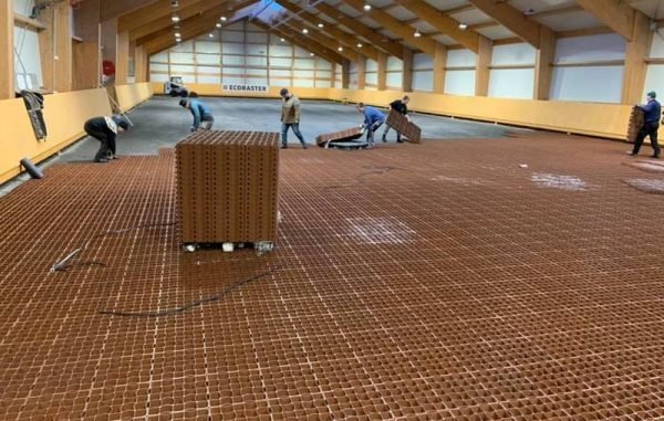 укладка газонной решетки на крытой арене